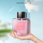 بطری عطر شکل خوشبوکننده هوا در دفتر کار