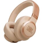 هدفون JBL Live 770NC روی سر کاربر در محیط شهری