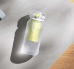 بطری آب شیائومی مدل XMYDB01PL در کنار دفترچه و گواهی کیفیت