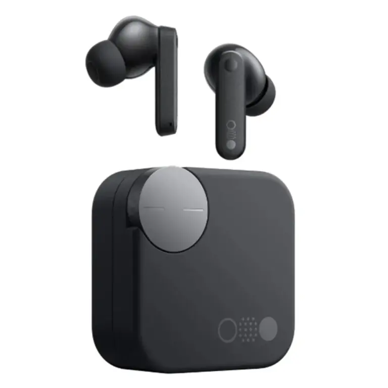 نمای نزدیک هدفون بلوتوث ناتینگ سی‌ام‌اف مدل CMF Buds Pro 2 با کیس و دایال فلزی