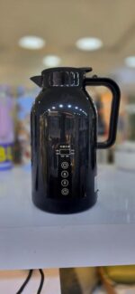 فلاسک برقی خودرو RC-1300A در حال اتصال به فندکی ماشین