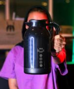 فلاسک فندکی RC-1300A هنگام آماده‌سازی چای در خودرو