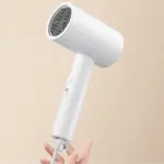سشوار Xiaomi H101 داخل چمدان مسافرتی