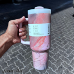 نمای نزدیک از دسته ارگونومیک ماگ استنلی Quencher Tumbler