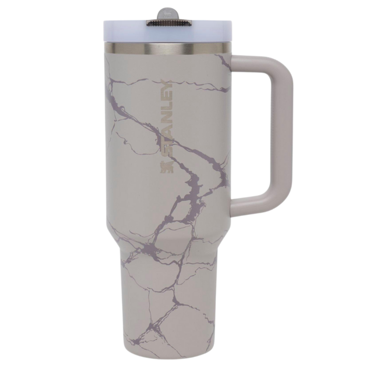 ماگ استنلی Quencher Tumbler مدل H2.0 با طرح مرمر روی میز چوبی