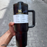 ماگ عایق‌دار استنلی با نوشیدنی سرد در کوله‌پشتی تراول