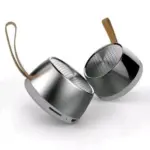 اسپیکر بلوتوثی قابل حمل ENBOM R6S با طراحی مشکی و نقره‌ای روی میز