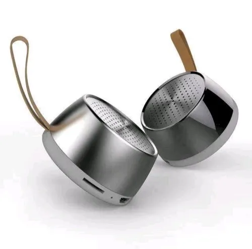 اسپیکر بلوتوثی قابل حمل ENBOM R6S با طراحی مشکی و نقرهای روی میز اسپیکر بلوتوثی قابل حمل ENBOM R6S با طراحی مشکی و نقرهای روی میز