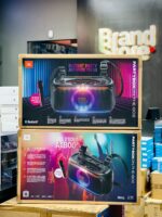 نمای نزدیک از پنل کنترل و پورت‌های اسپیکر JBL PartyBox On The Go 2