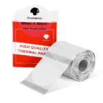 رول لیبل حرارتی گرد شفاف فومیمو مدل Phomemo XY4040-180TT در کنار پرینتر لیبل‌زن