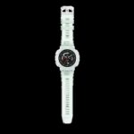 ساعت ورزشی Amazfit Active Edge کنار وسایل ورزشی و دستکش تمرین