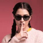 عینک آفتابی شیائومی بر روی سطح سفید با انعکاس نور