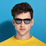 عینک آفتابی پلاریزه شیائومی روی صورت کاربر در فضای باز