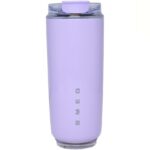ماگ اسمگ Smeg-648 روی میز کار با قهوه داغ