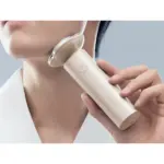 دست کاربر در حال اصلاح صورت با شیائومی S101