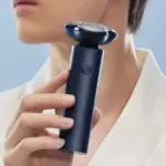 نمای جانبی ماشین اصلاح ضدآب شیائومی S101 در حمام