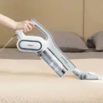 مخزن بدون پاکت ۸۰۰ میلی‌لیتری جارو برقی DEM-DX700 در حال تخلیه