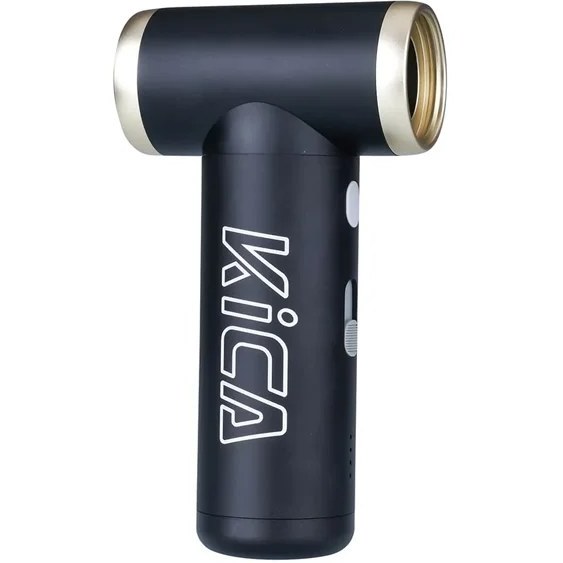 جت فن دمنده و مکنده کیکا مدل KiCA Jet Fan 2S با بدنه آلومینیومی در حال گردگیری لپ‌تاپ