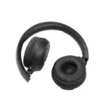 هدفون تاشو JBL TUNE 510BT در حال جمع شدن داخل کیف